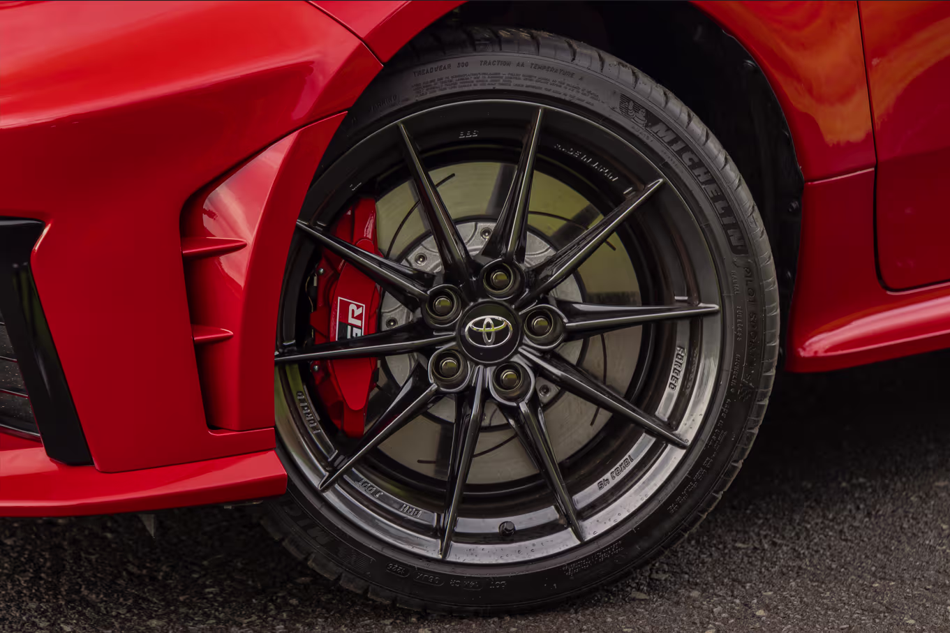 Toyota GR Yaris em imagem oficial com destaque para a carroceria