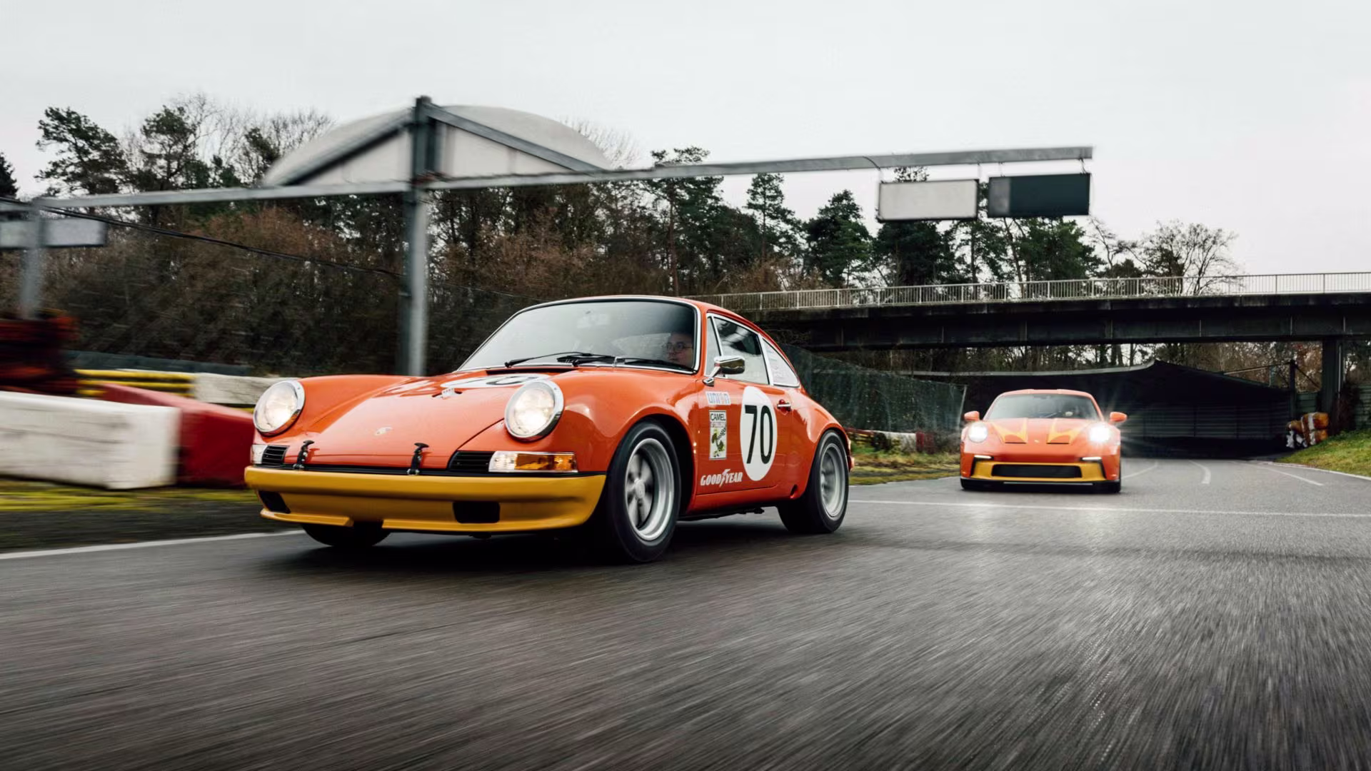 Detalhes externos do Porsche 911 S/T Sonderwunsch com pintura inspirada no carro histórico