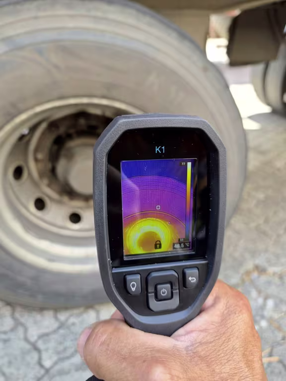 PRF usa câmera térmica na Dutra para fiscalizar freios de veículos de carga