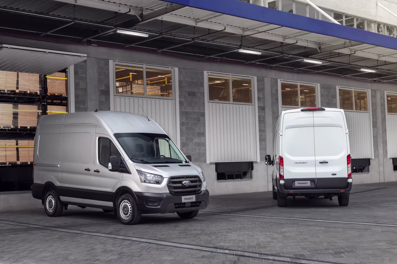Ford Transit em outra imagem oficial de divulgação
