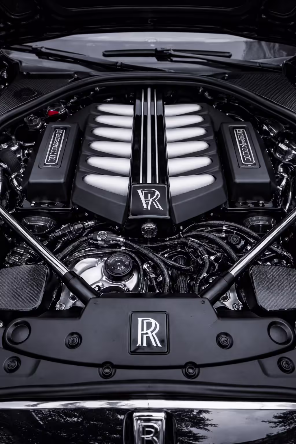 Vida longa ao V12: Rolls-Royce Motor Cars adia eletrificação total e mantém motores V12 em produção