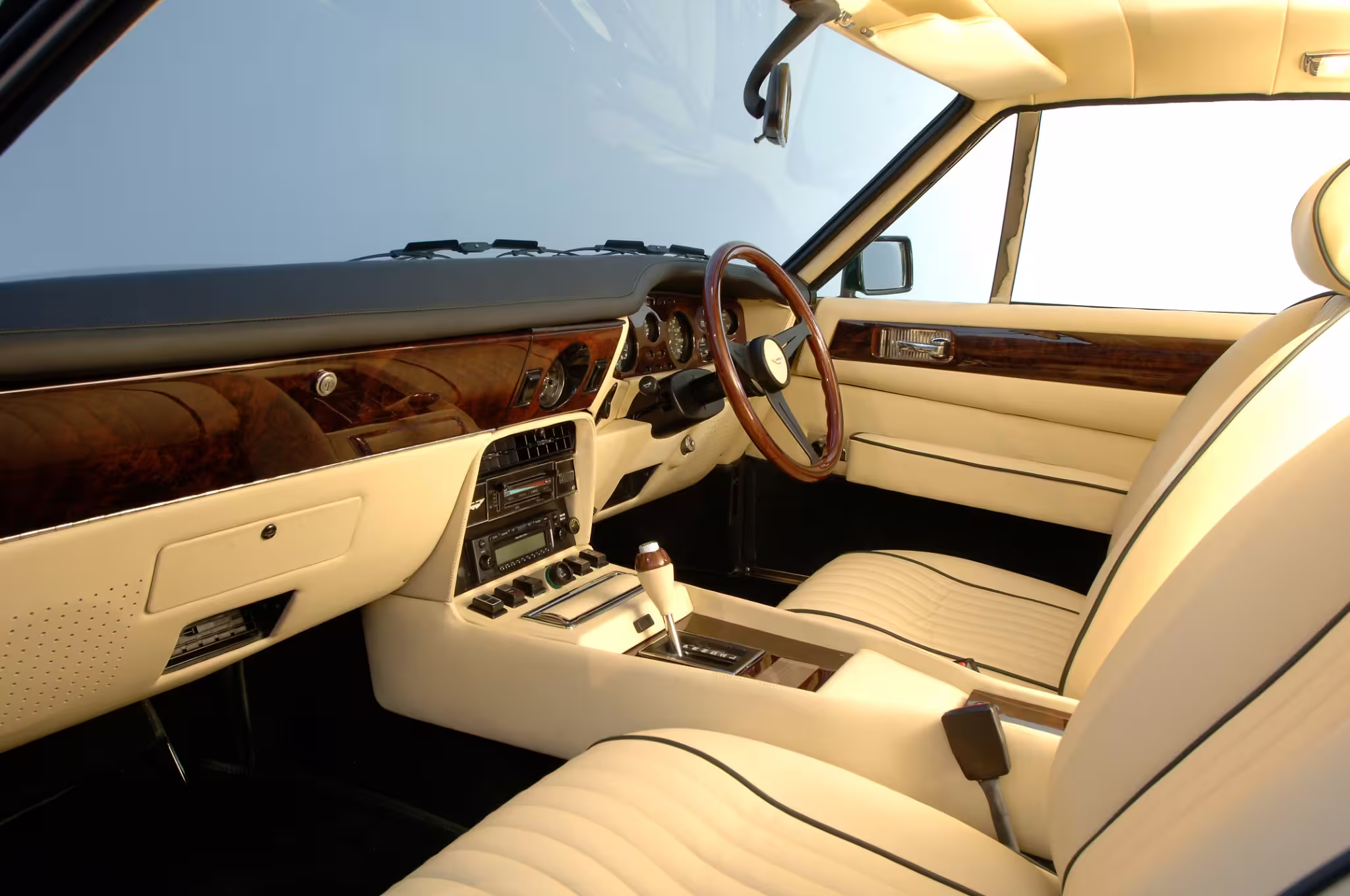 Aston Martin AMV8 em imagem oficial 6