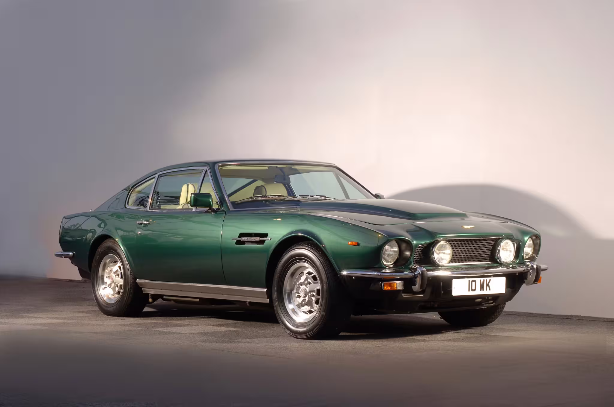 Aston Martin AMV8 em imagem oficial 9