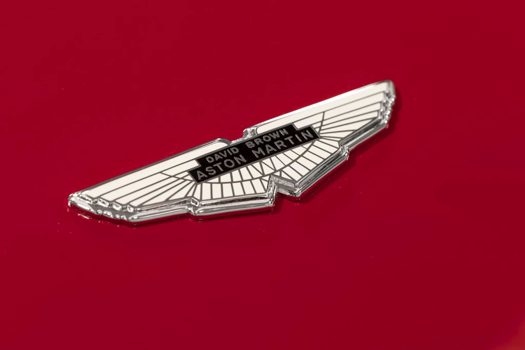 Aston Martin DB4 GT Zagato Continuation em detalhe oficial