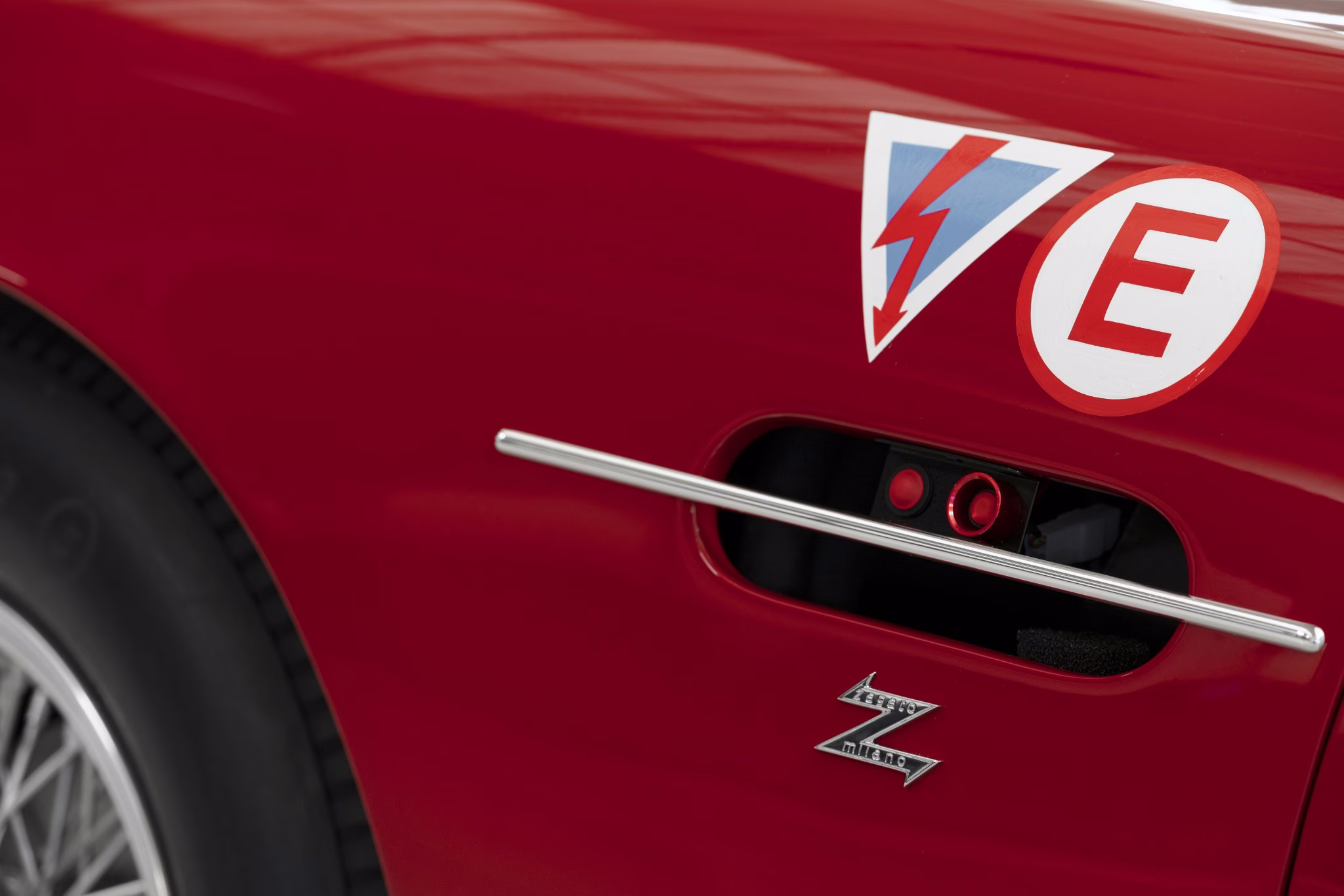 Aston Martin DB4 GT Zagato Continuation em foto oficial da Aston Martin