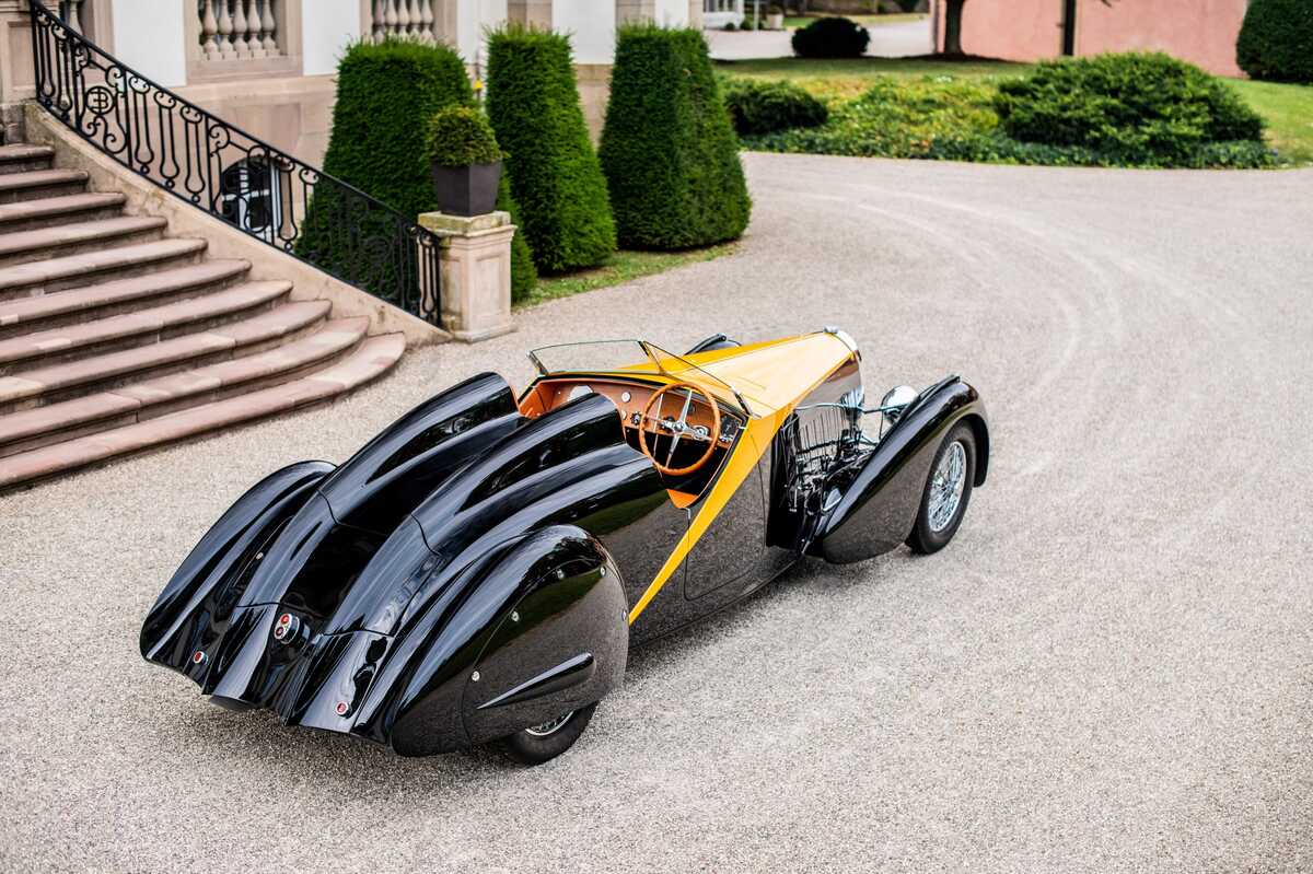 Bugatti Type 57 Grand Raid Usine 1934 em imagem oficial com destaque para a lateral