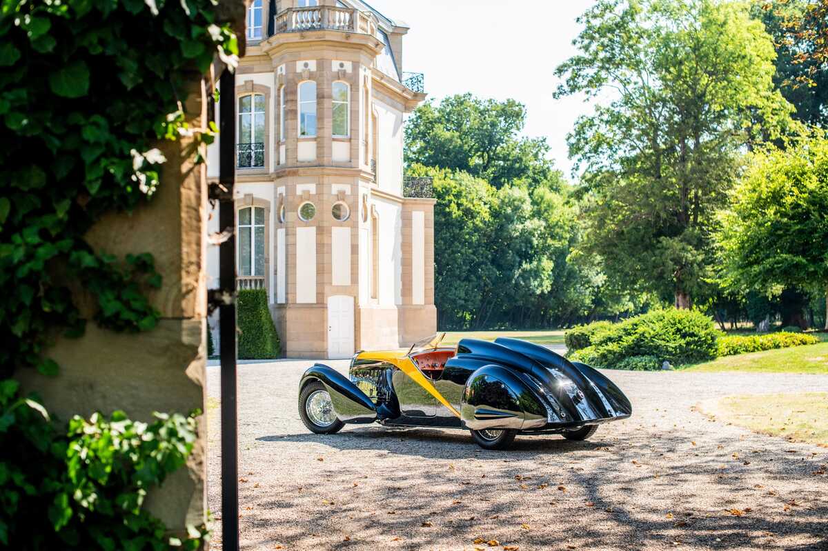 Bugatti Type 57 Grand Raid Usine 1934 em imagem oficial com destaque para o perfil