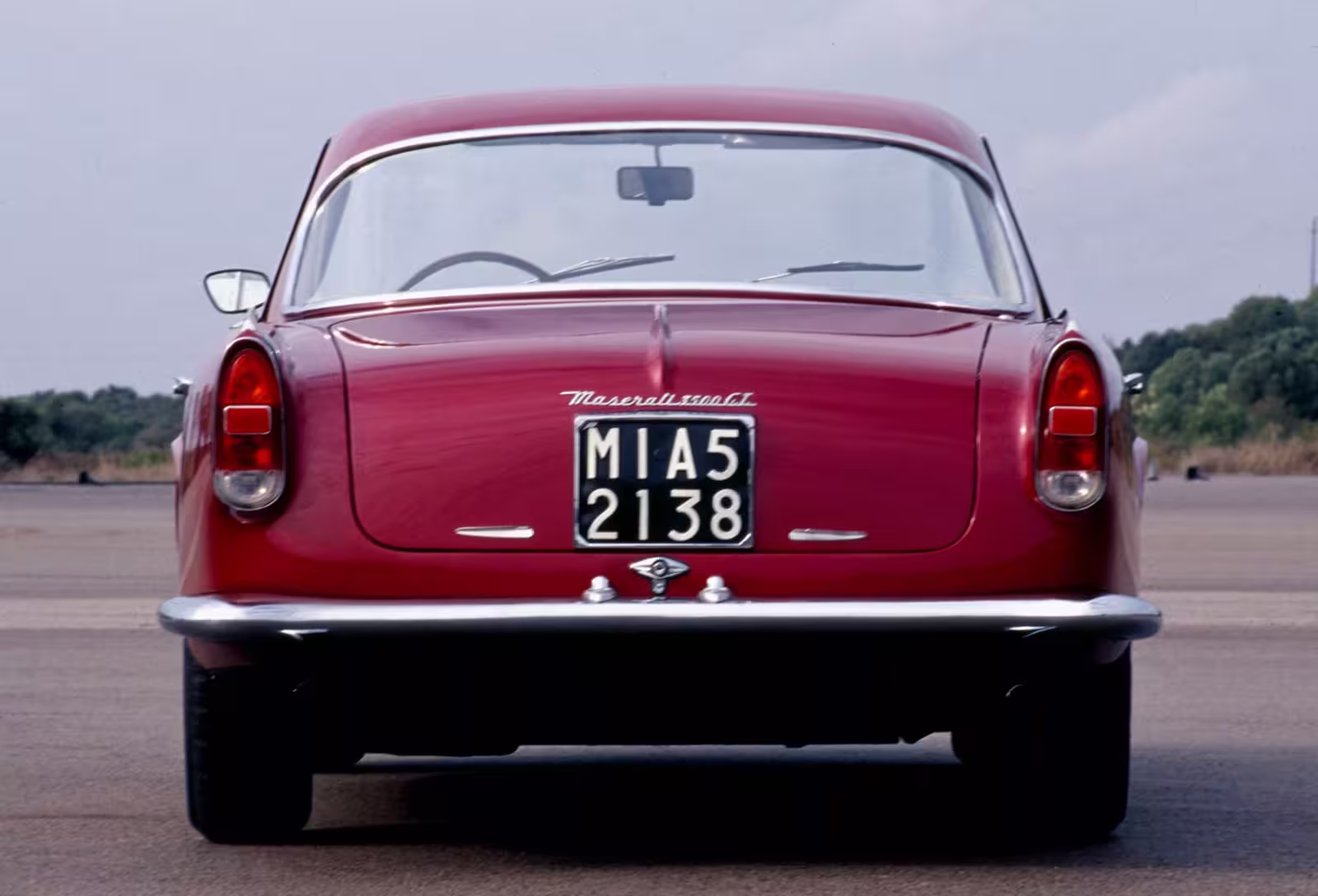 Maserati 3500 GT em imagem oficial com destaque para o perfil