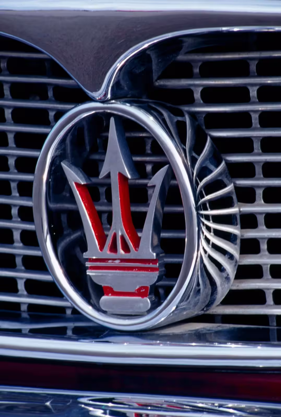 Maserati 3500 GT em imagem oficial com destaque para a carroceria