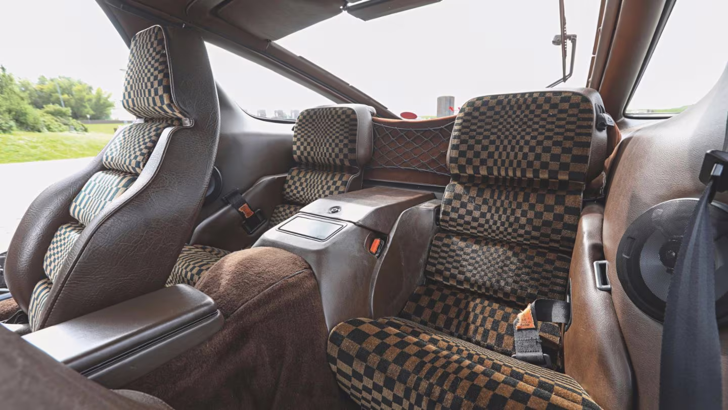 Porsche 928 em imagem oficial com destaque para o perfil