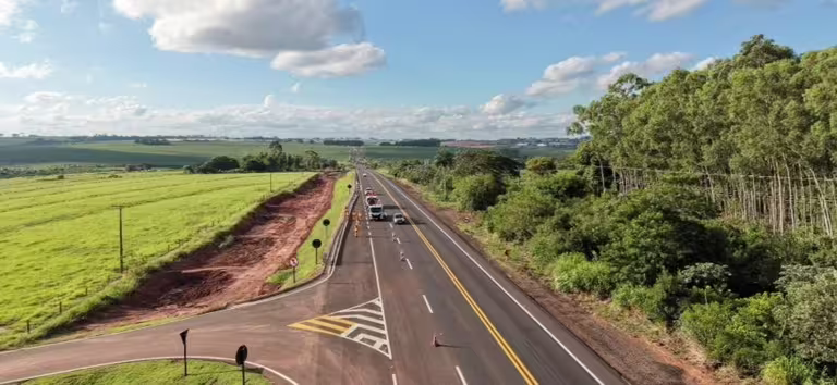 Trecho da BR-163 em Mundo Novo com faixa adicional liberada ao tráfego