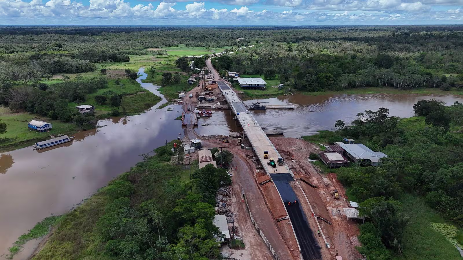 Ponte sobre o Rio Autaz Mirim na BR-319 AM após liberação ao tráfego