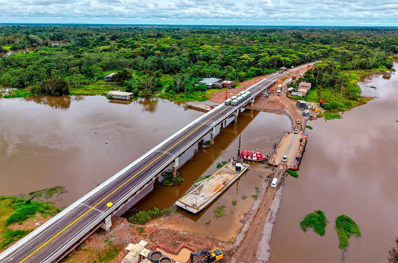 Vista aérea da ponte sobre o Rio Autaz Mirim na BR-319 no Amazonas