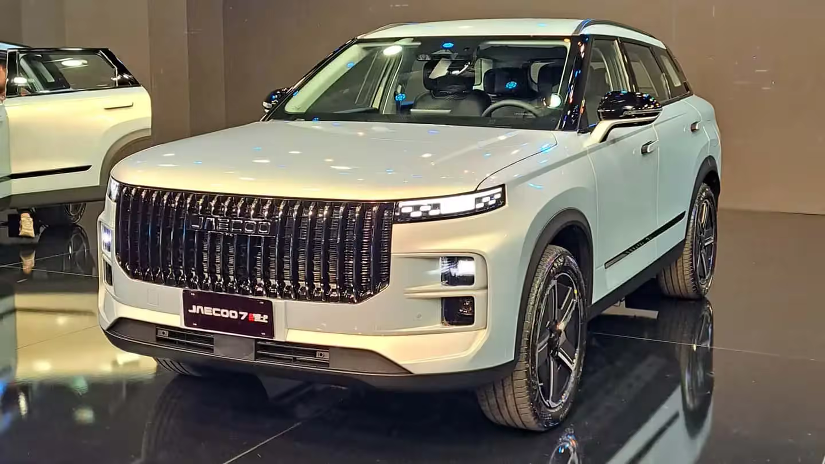 Jaecoo 7 Elite PHEV em imagem dianteira lateral