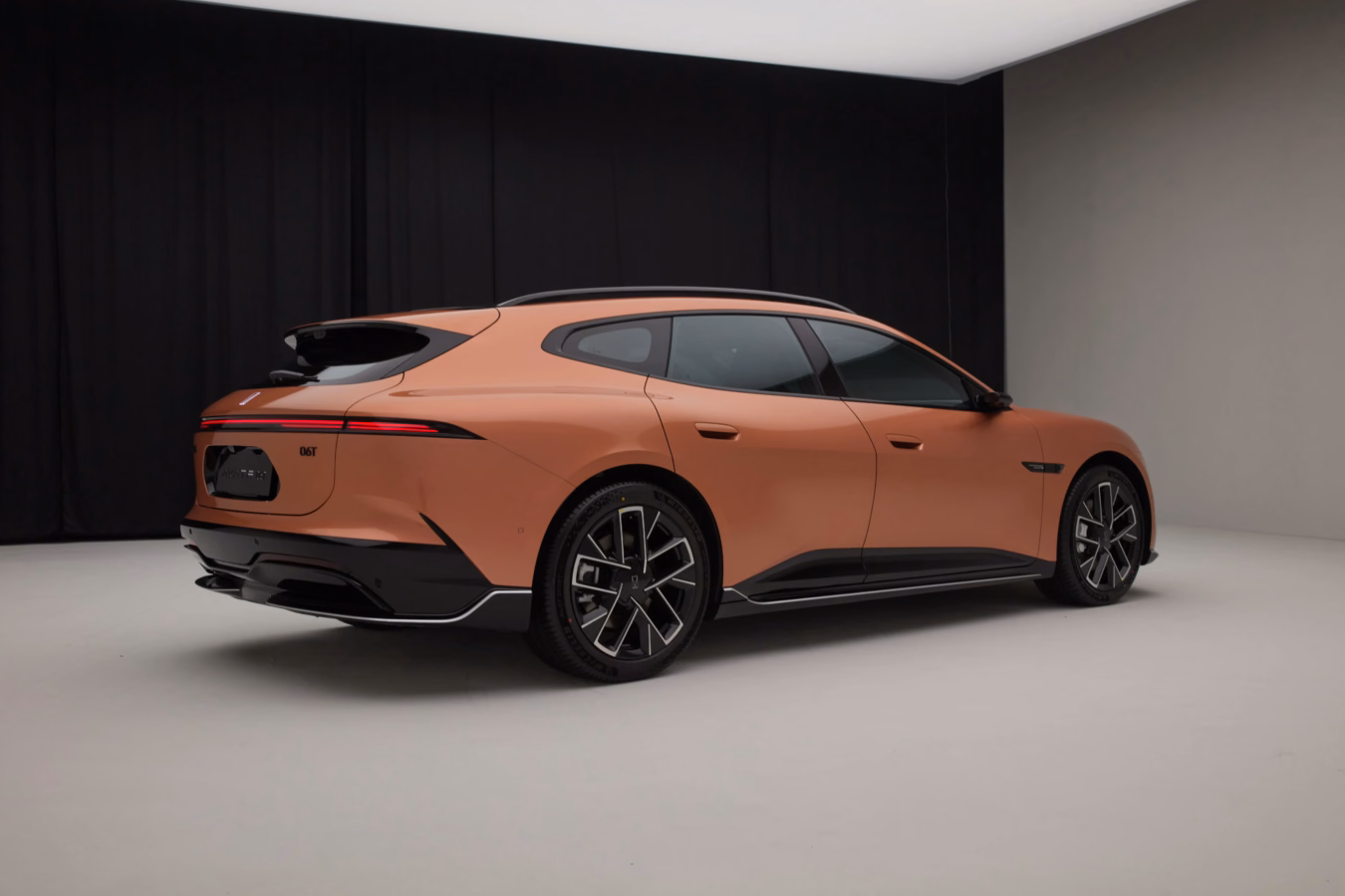 Avatr 06T em imagem oficial com destaque para a traseira e o formato wagon