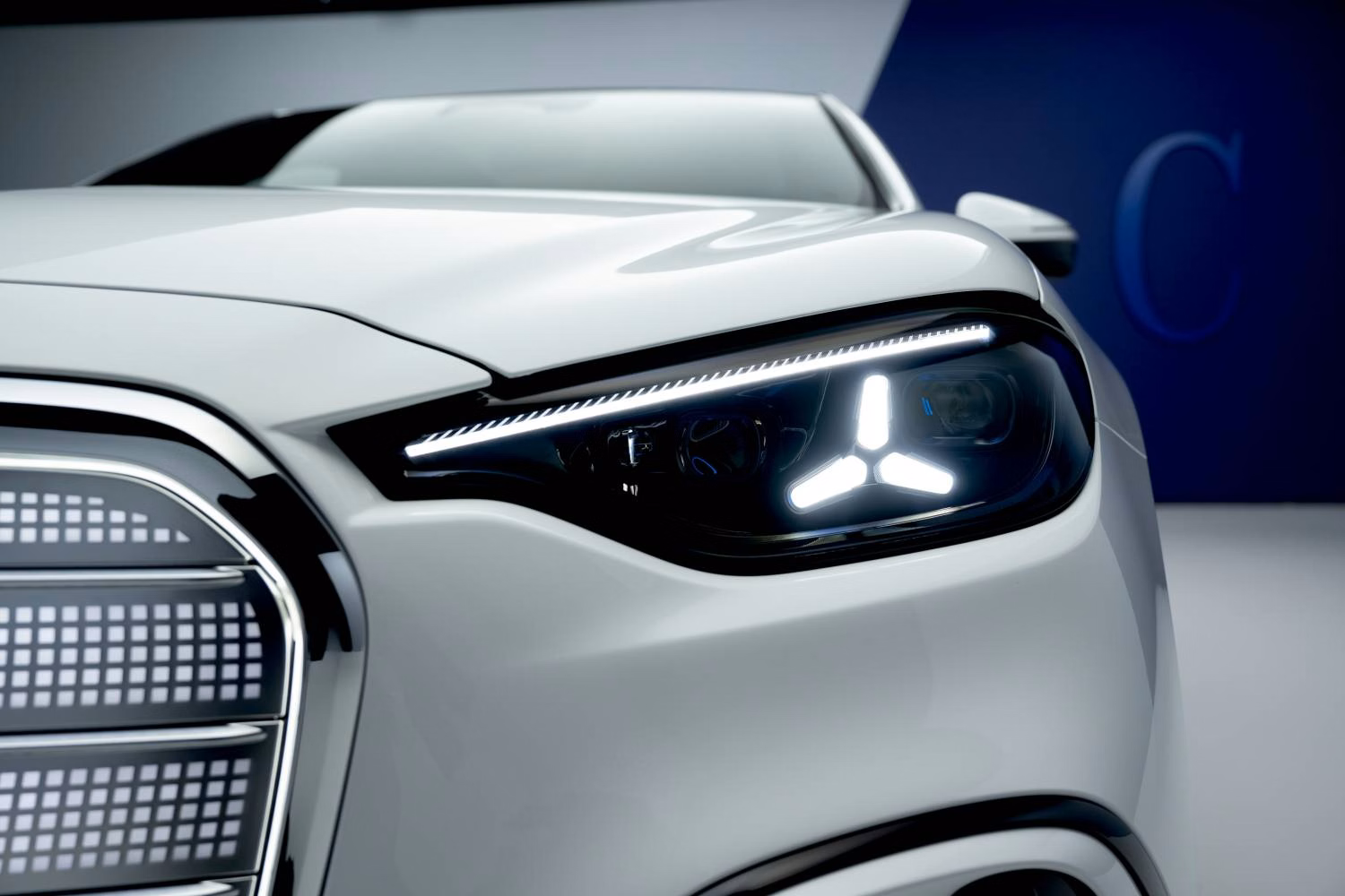 Farol direito com assinatura luminosa do Mercedes Classe C elétrico