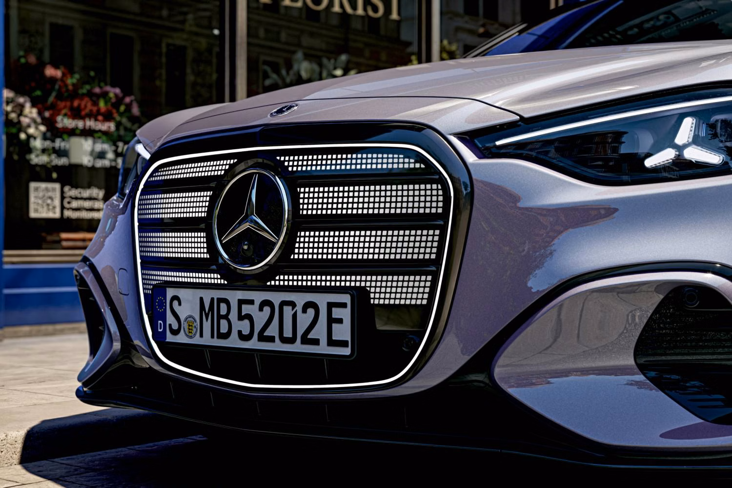 Grade frontal iluminada do Mercedes Classe C elétrico