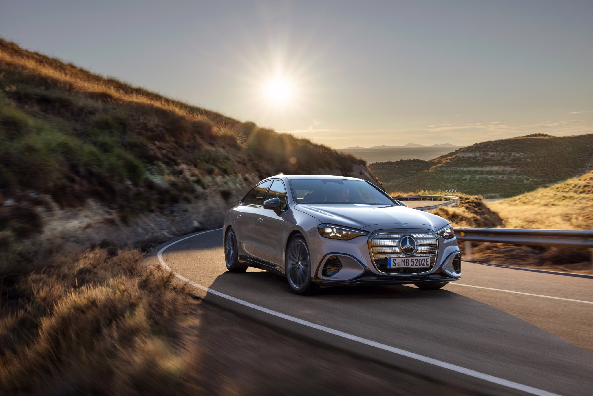 Mercedes Classe C elétrico em três quartos dianteiros
