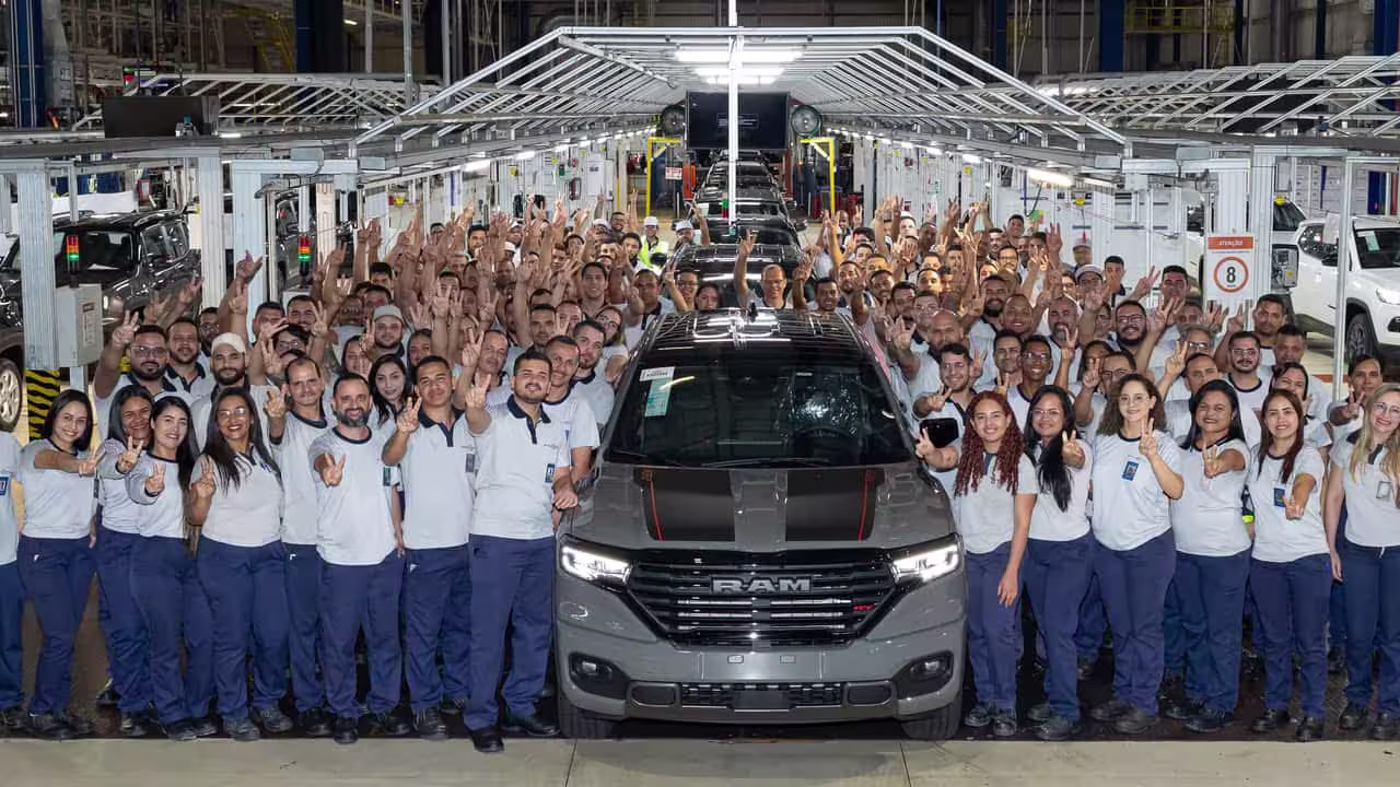 Operação industrial da Stellantis em ambiente fabril
