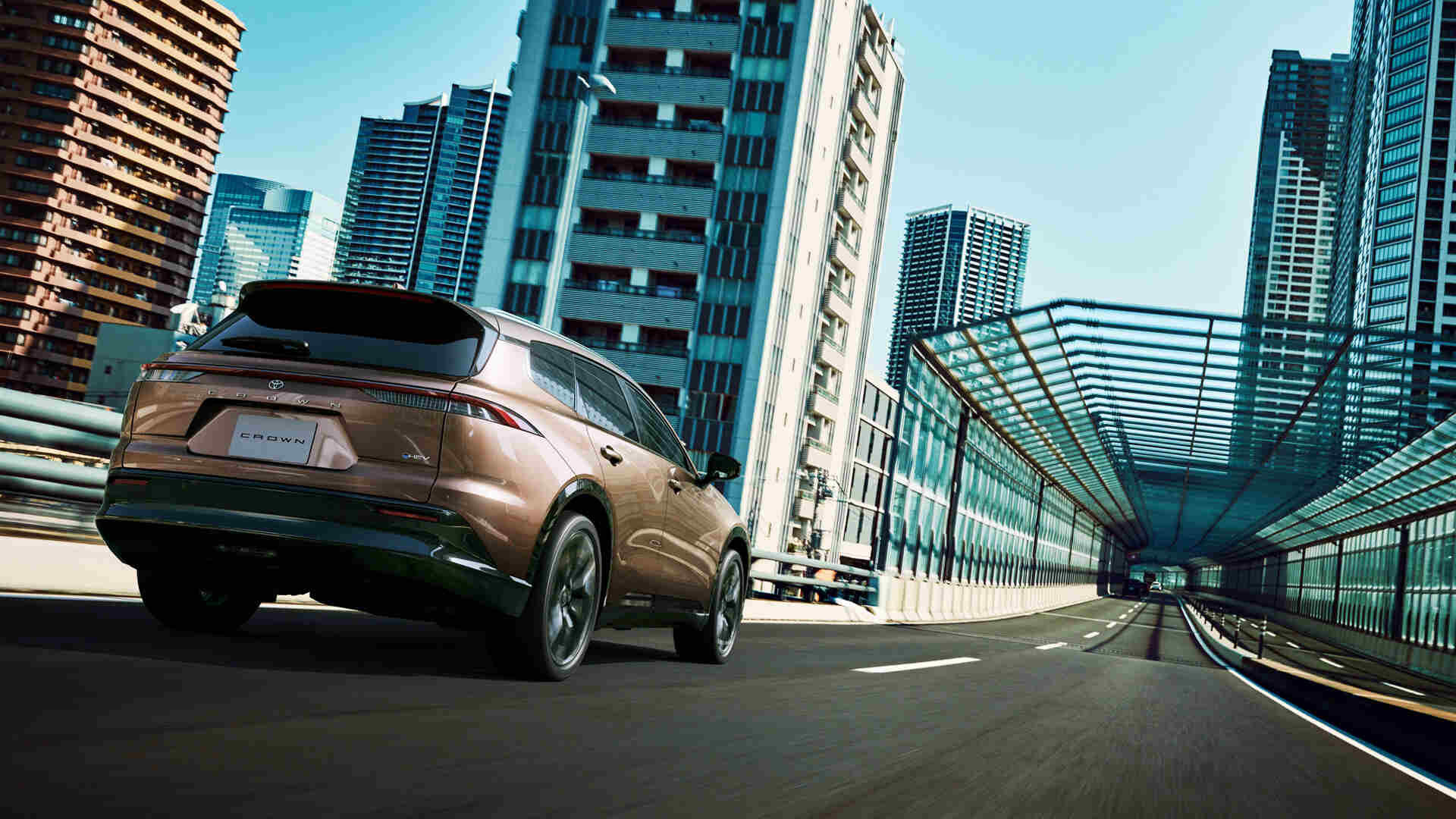 Toyota Crown Estate em ambiente urbano