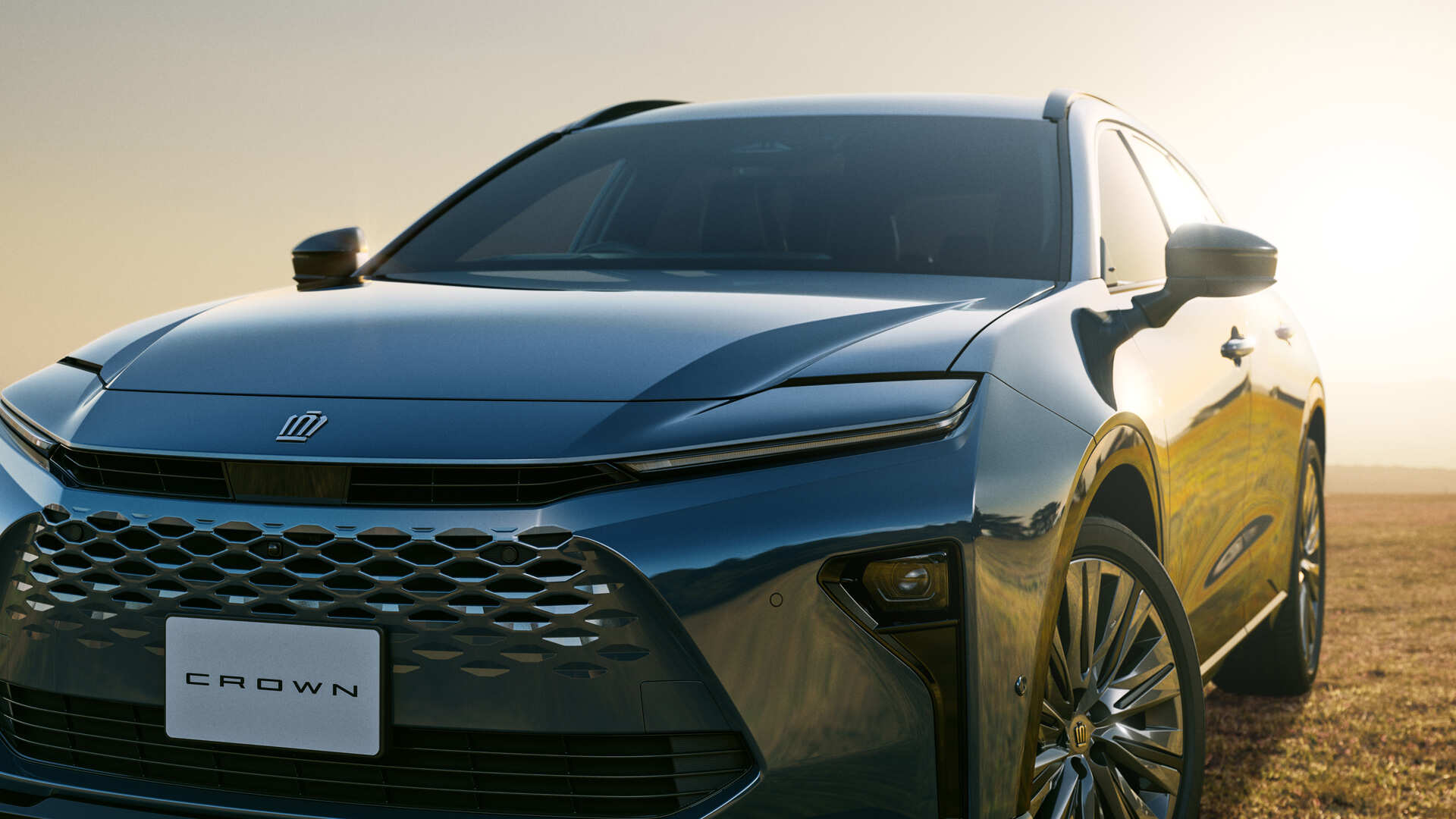 Toyota Crown Estate em detalhe frontal ao sol