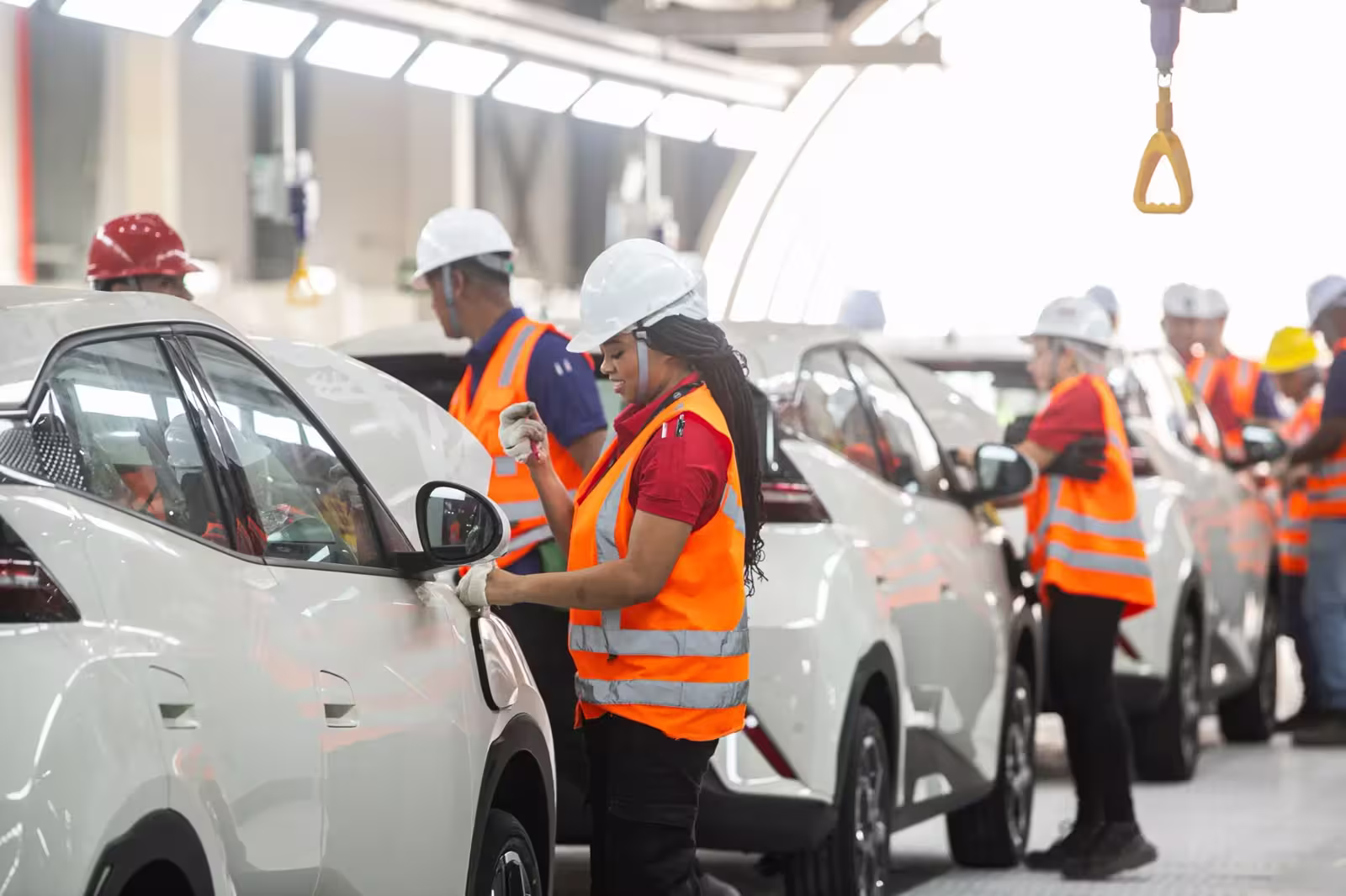 Linha de produção da fábrica da BYD com veículo em montagem