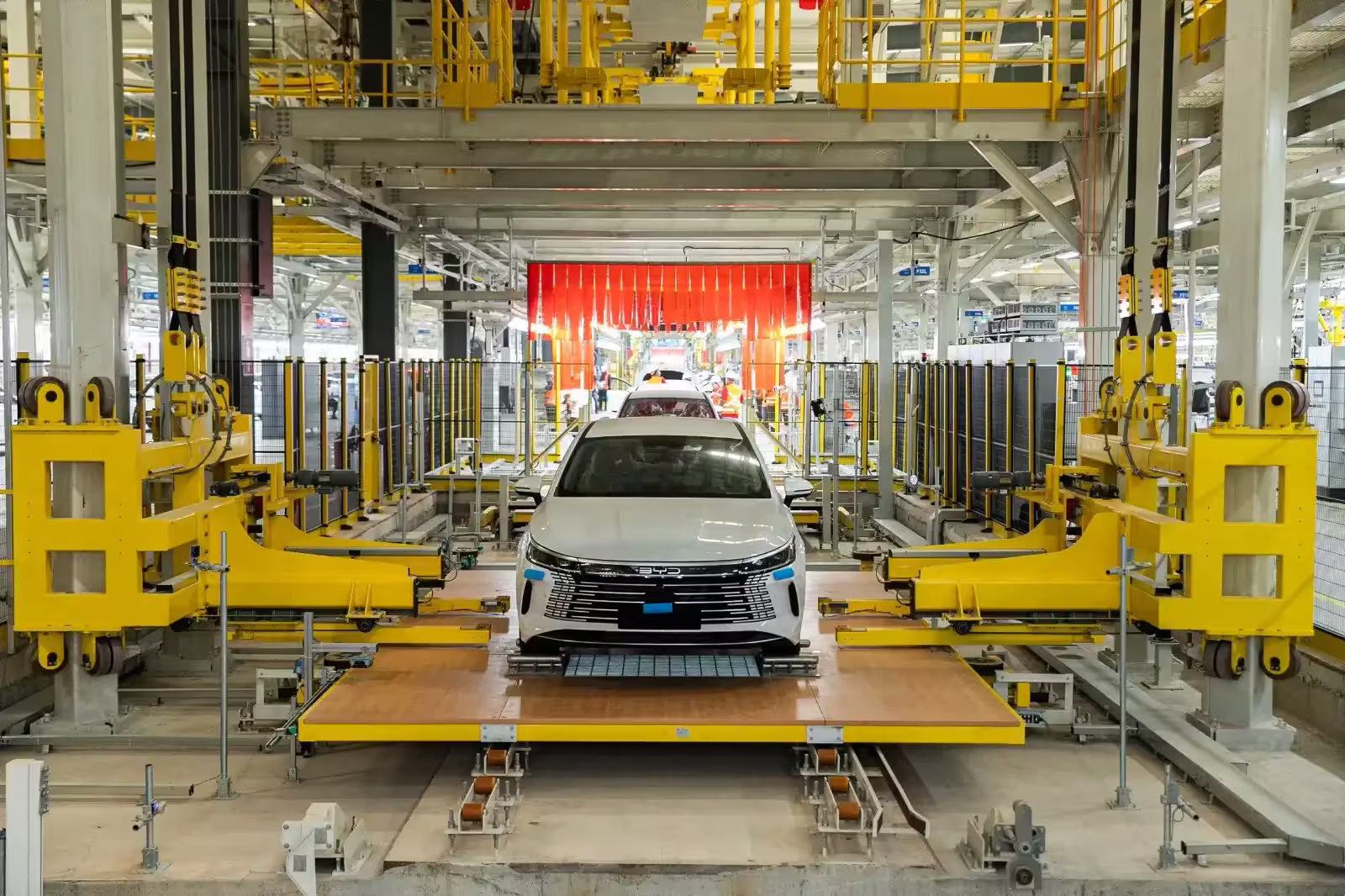 Trabalhadores atuando na linha de montagem da fábrica da BYD