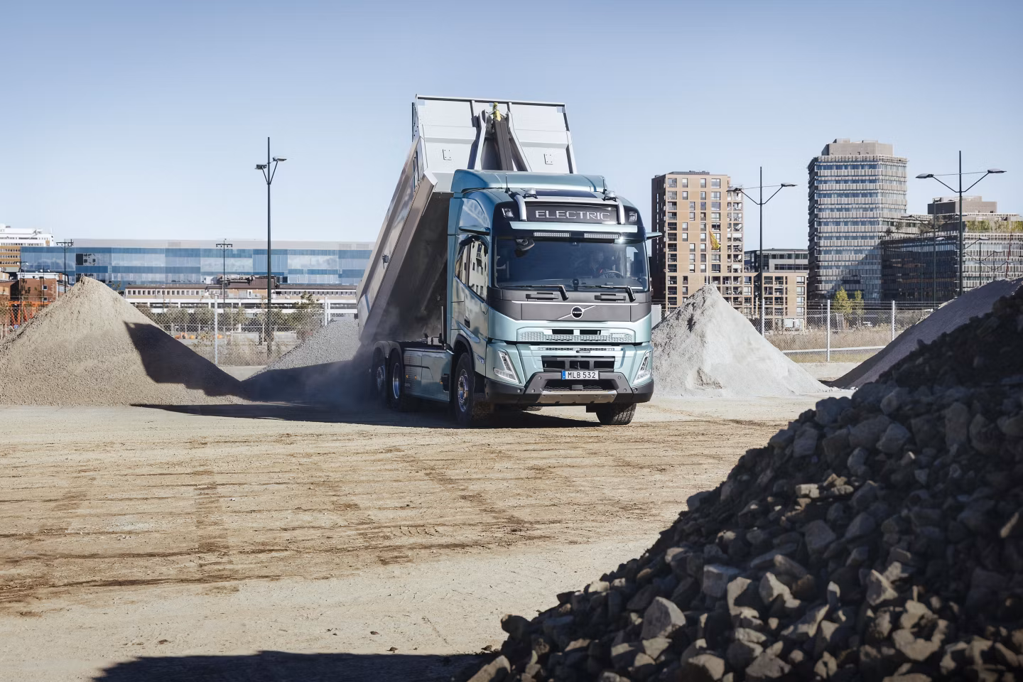 Volvo Trucks elétrico em cenário de transporte pesado