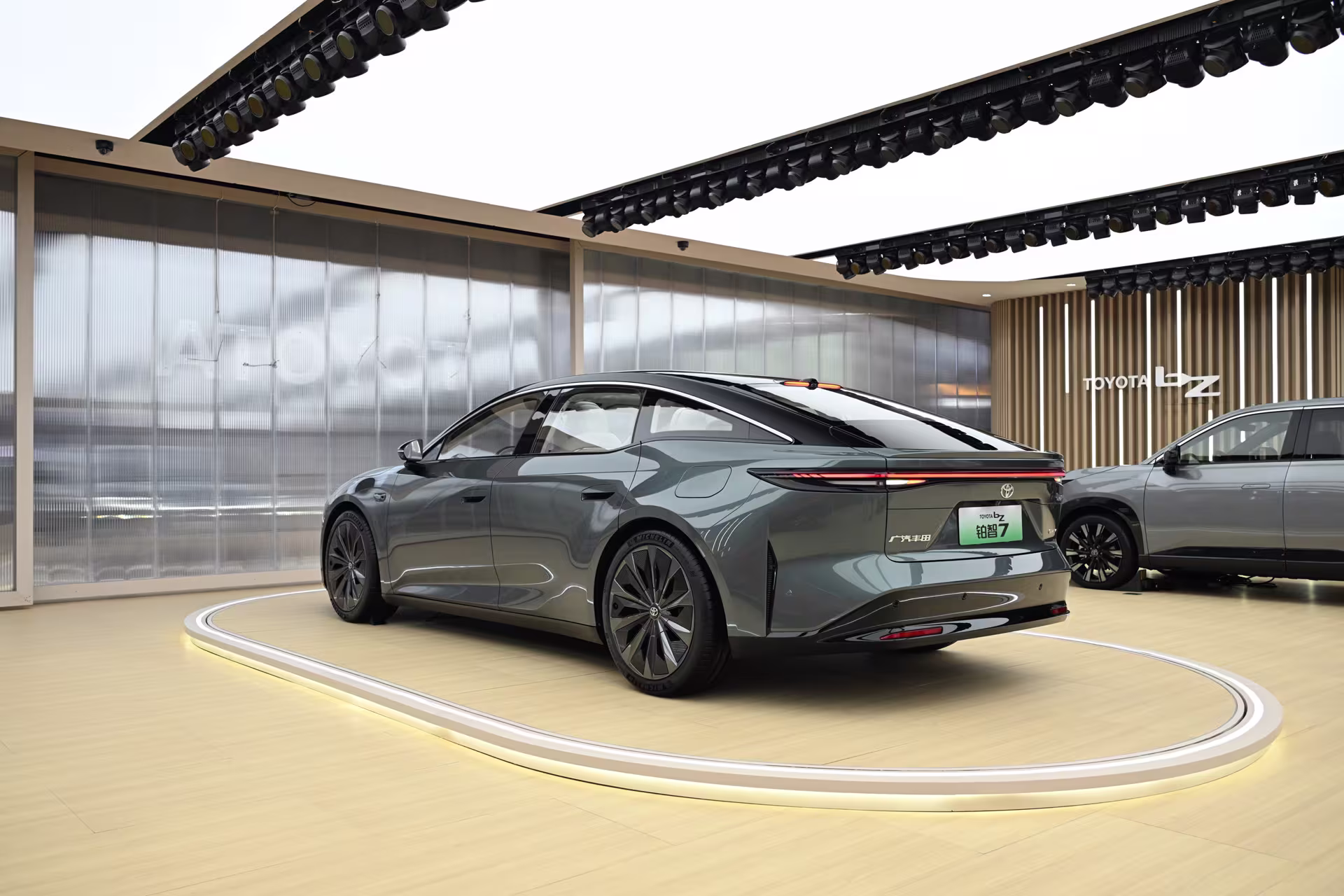 Traseira e lanternas do Toyota bZ7