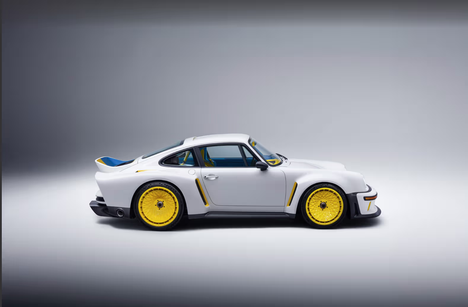 Perfil lateral completo do Singer Porsche 911 DLS Turbo mostrando a silhueta clássica