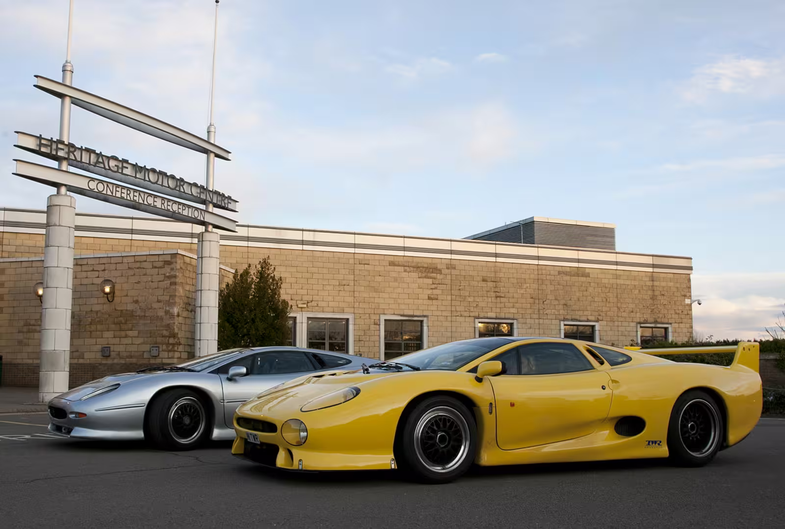 Jaguar XJ220 1992 em imagem oficial 13