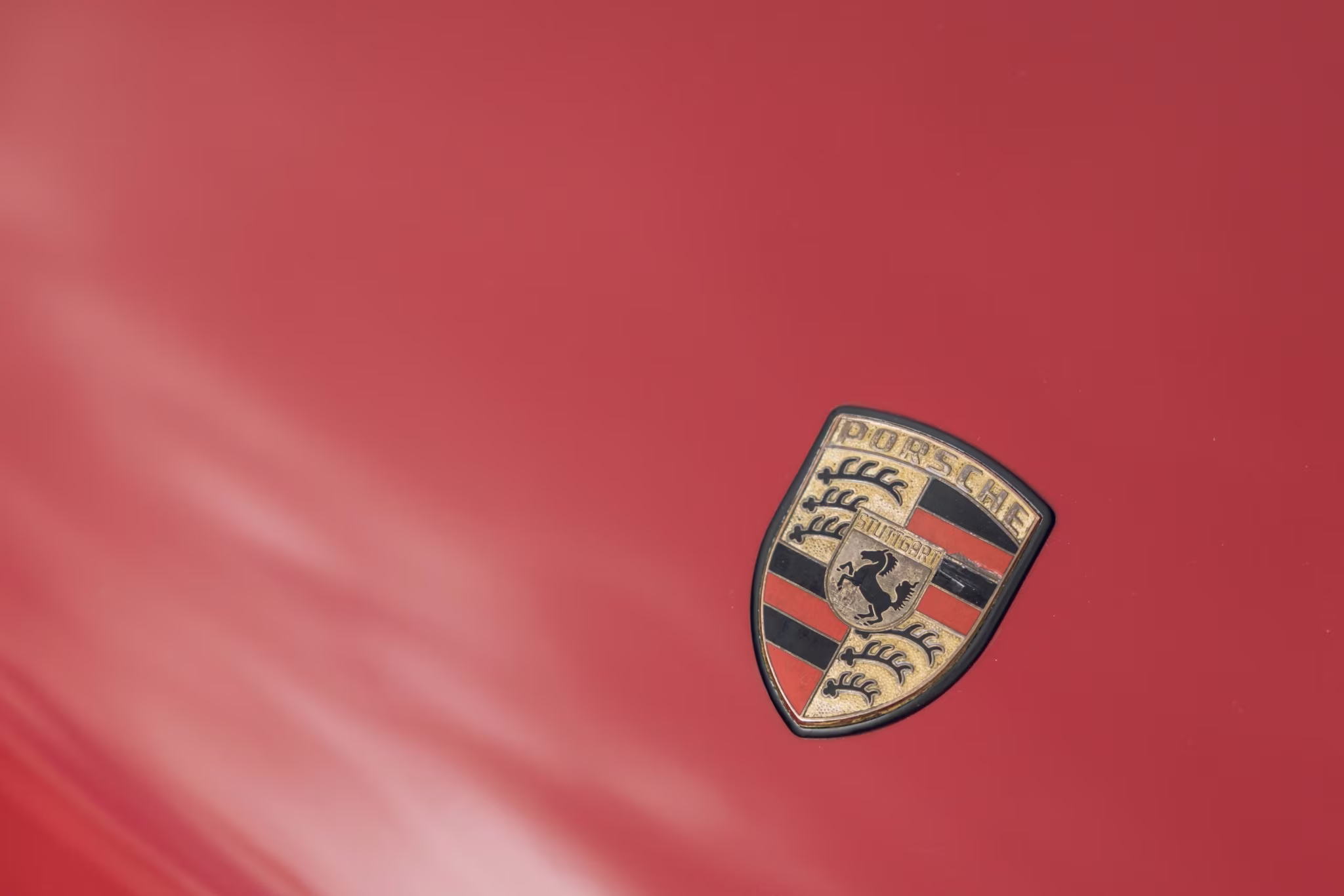Emblema Porsche no capô do Porsche 901 em imagem oficial