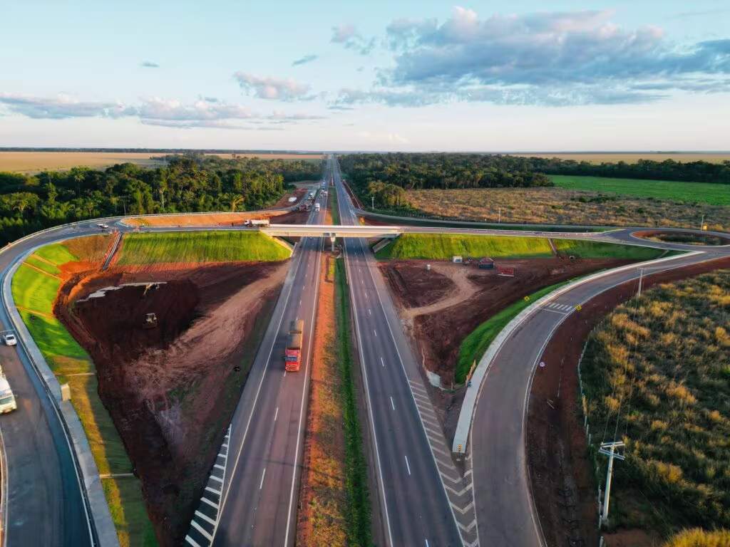 Serviços de manutenção em rodovia federal do Paraná com atuação do DNIT