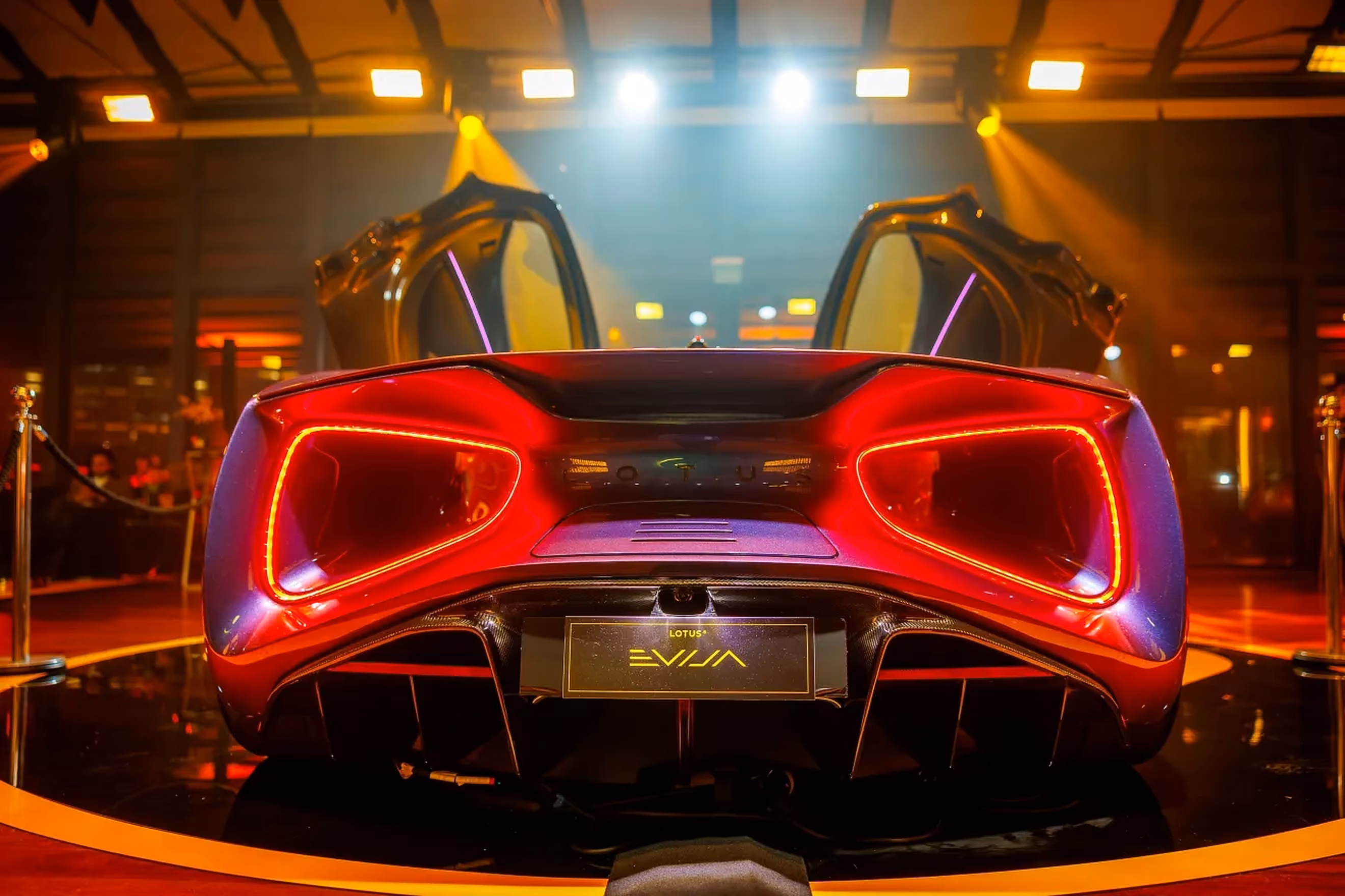 Lotus Evija detalhes traseiros e túneis aerodinâmicos