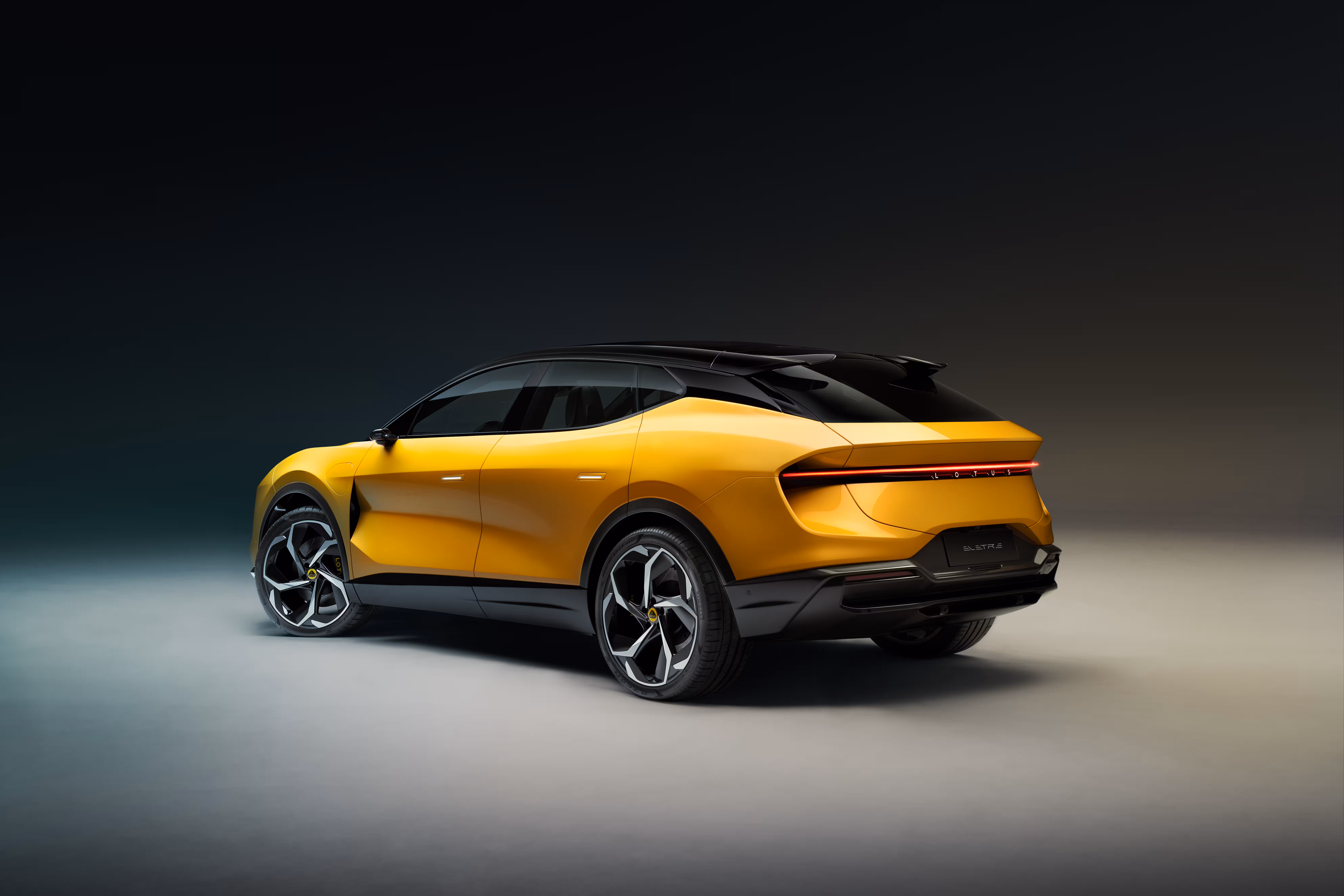 Traseira do Lotus Eletre em imagem oficial