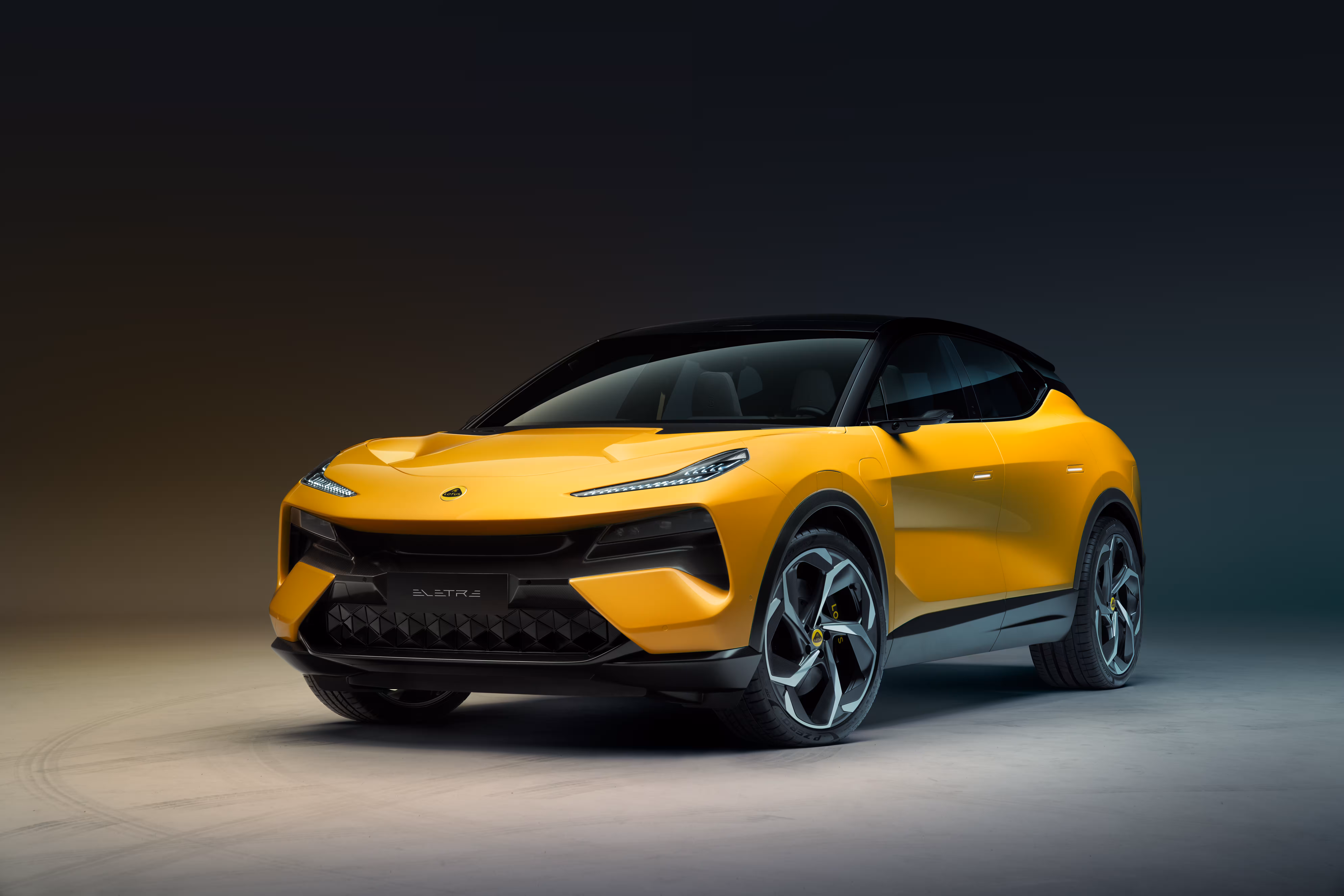 Lotus Eletre visto de frente em imagem oficial