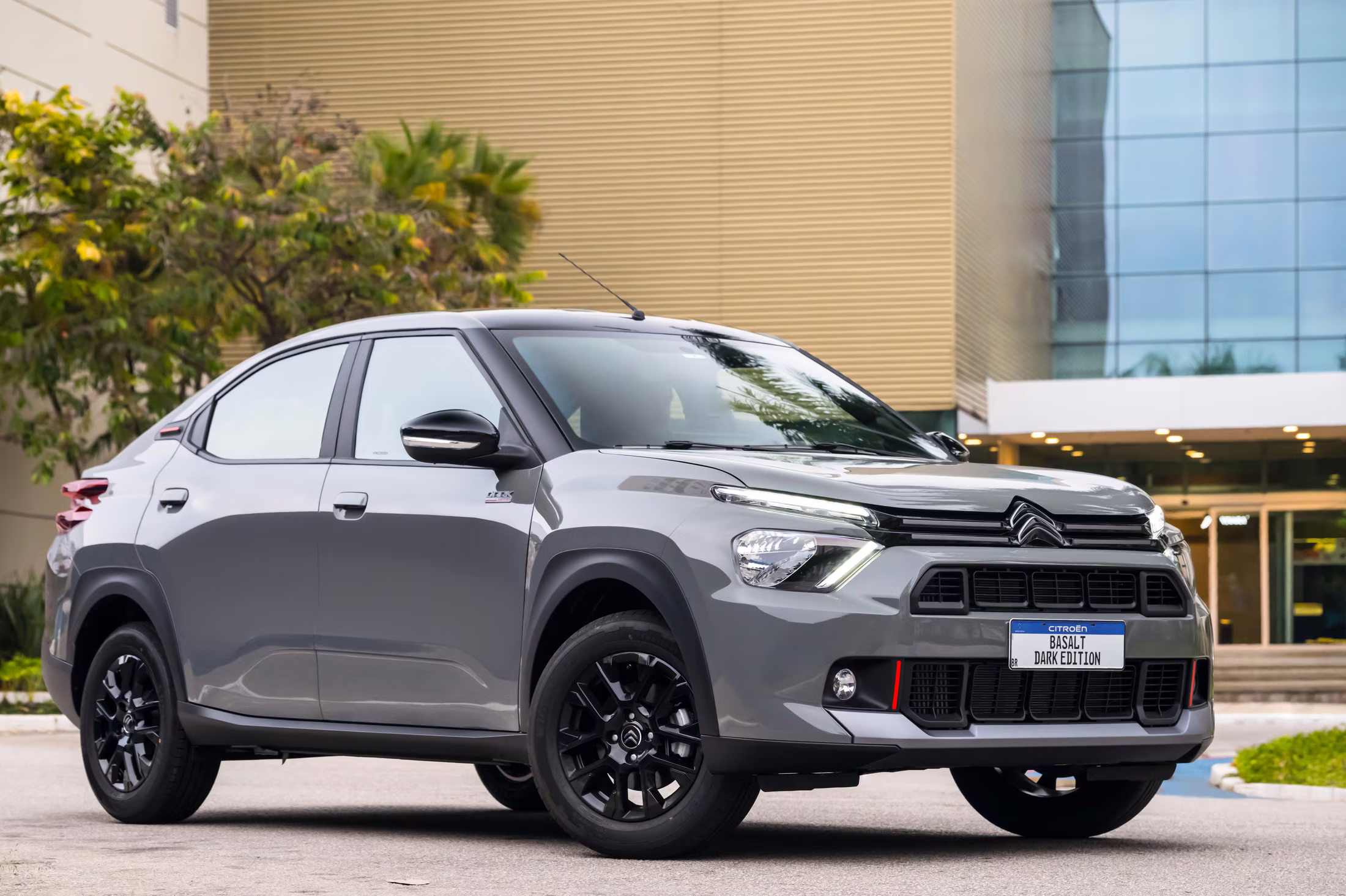 Citroën Basalt Dark Edition em vista dianteira urbana