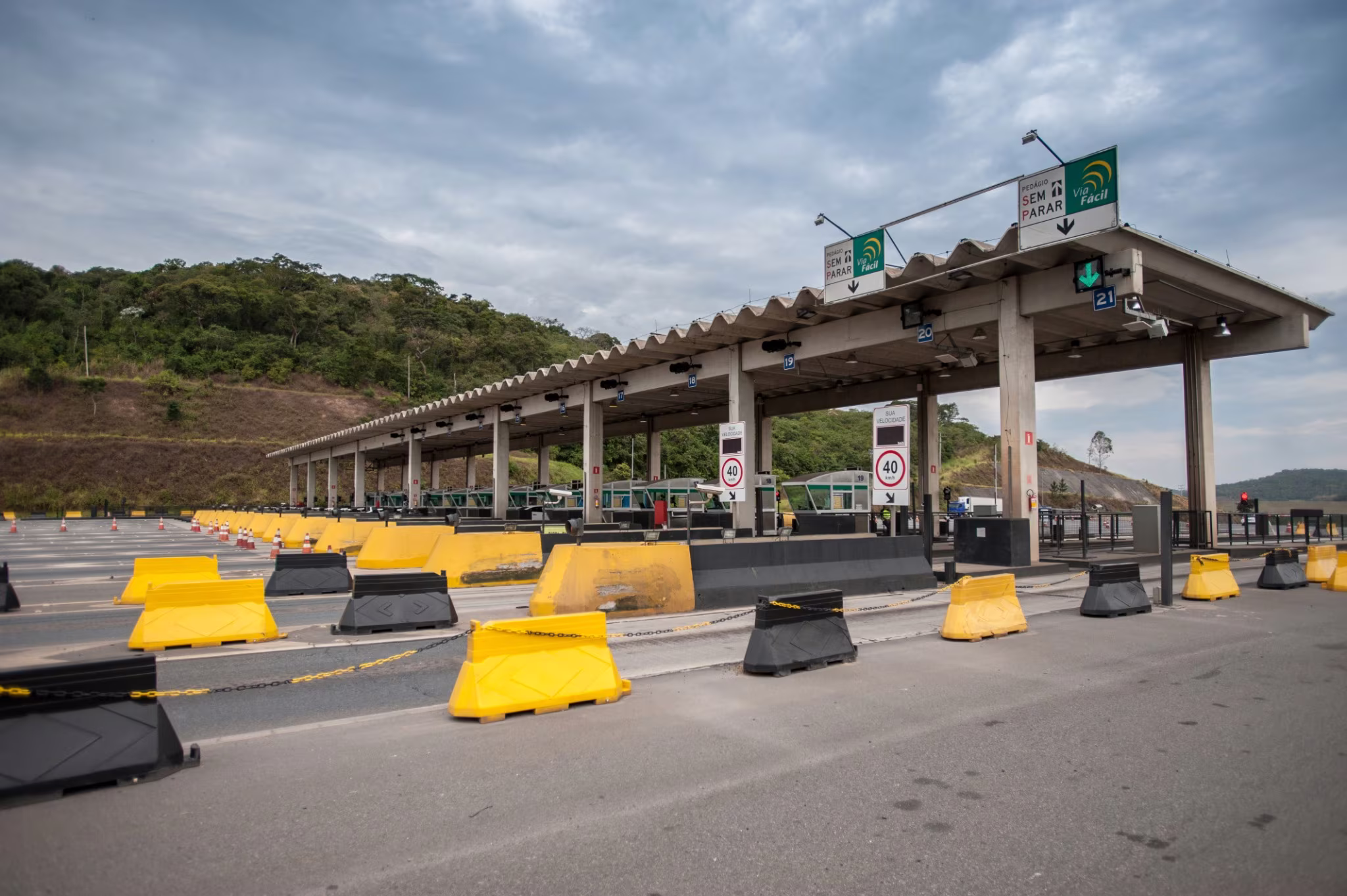 Carro em rodovia federal concedida em matéria sobre descontos no pedágio para quem usa TAG