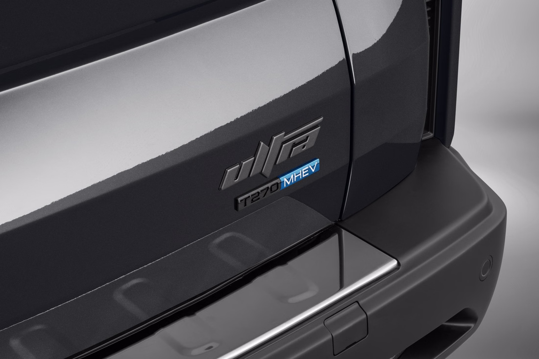 Detalhe de emblema e acabamento lateral da Fiat Toro 2027