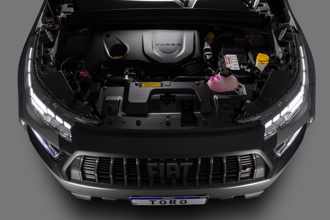 Compartimento do motor da Fiat Toro Ultra MHEV MY27 preta