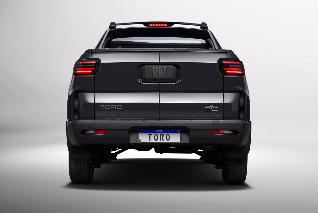 Fiat Toro 2027 em vista traseira de estúdio