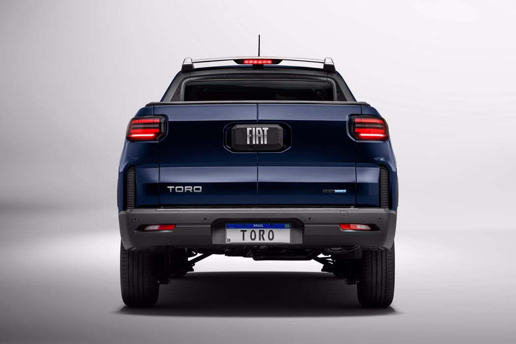 Fiat Toro 2027 azul em vista traseira