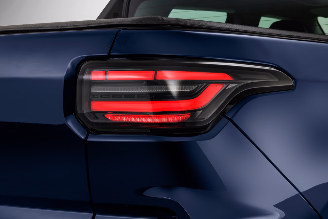 Detalhe de lanterna traseira da Fiat Toro 2027