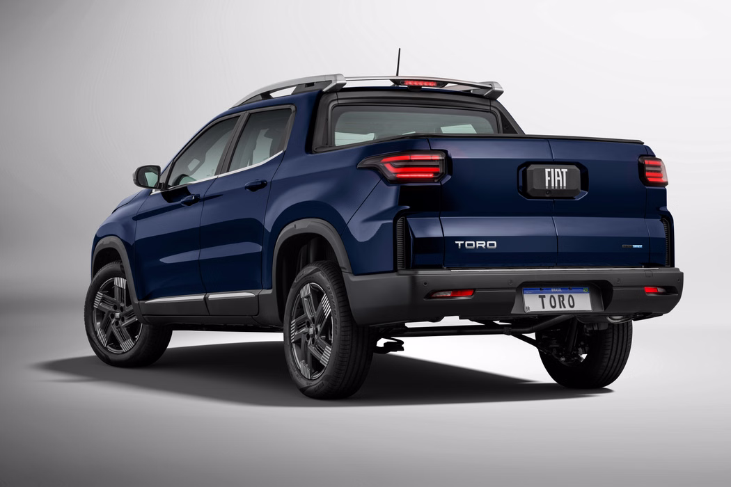 Fiat Toro 2027 azul em vista traseira lateral de estúdio