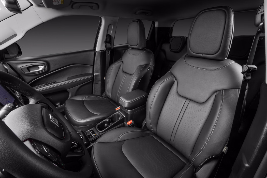 Bancos dianteiros da Fiat Toro 2027 em detalhe