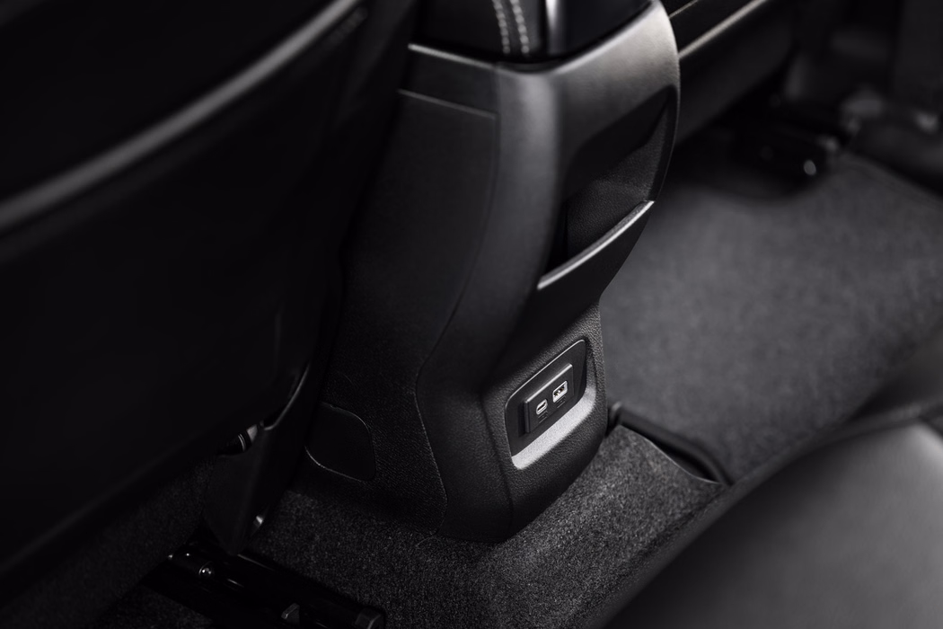 Saídas traseiras e porta USB da Fiat Toro 2027