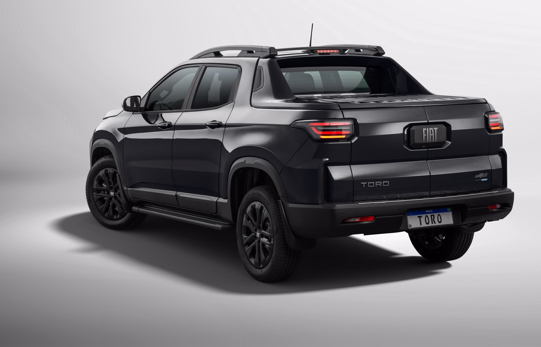 Fiat Toro 2027 em vista traseira lateral