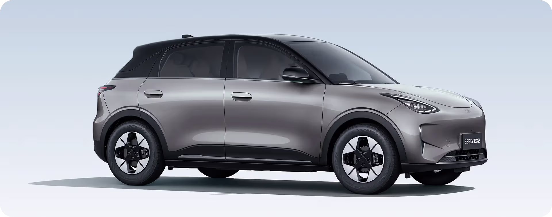 Geely EX2 vista lateral dianteira cinza no programa Move Brasil