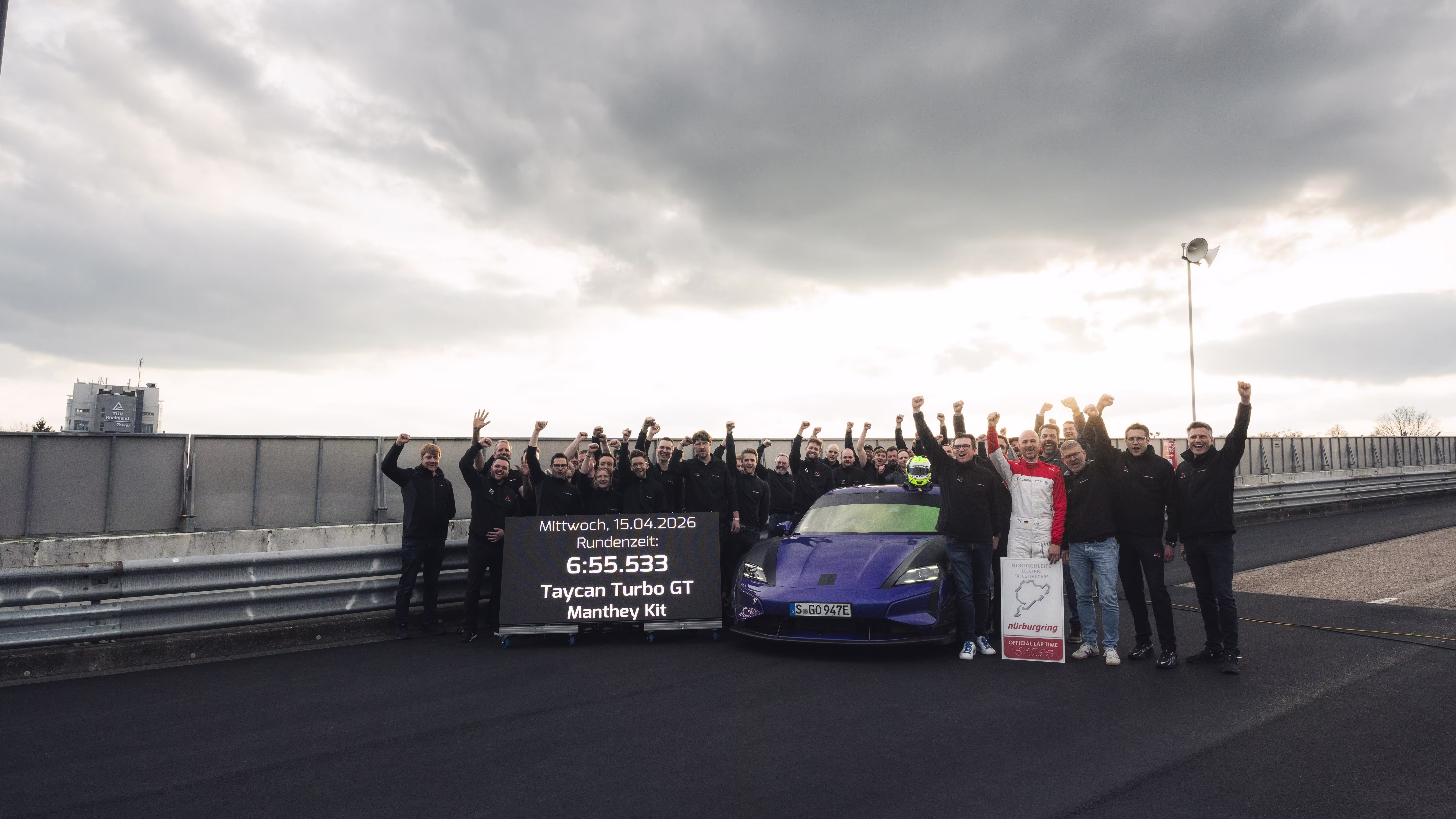 Porsche Taycan Turbo GT com kit Manthey em Nürburgring Nordschleife, na Alemanha