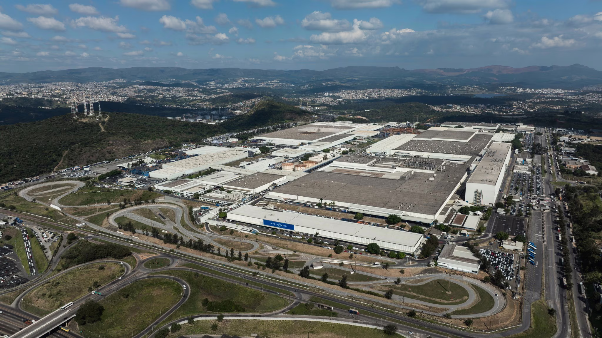 Fábrica da Stellantis no Brasil com estrutura de produção automotiva